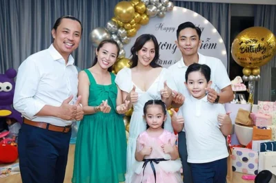 Gia đình Khánh Thi và Chí Anh thân nhau hơn cả người nhà dù từng yêu nhau sâu đậm, Phan Hiển chỉ nhắc 1 câu với vợ