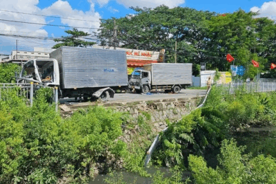 2 xe tải ‘hôn nhau’ ki:n;h h;o:àng giữa đường phố, 2 tài xế kẹt trong cabin suýt nữa không còn thấy mặt trời