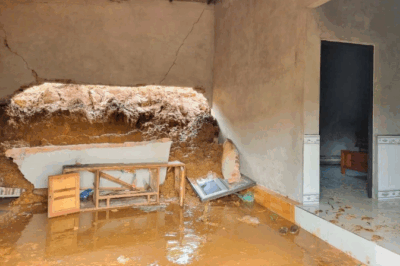 Di dời khẩn cấp gia đình 5 người, đất trên đồi sạt lở gây sập tường nhà – khổ bà con quá