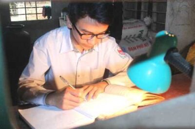 Cảm phục nghị lực phi thường của thủ khoa nhà nghèo, thân mang trọng beenh