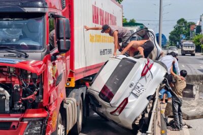 Ba người kêu CUU trong ô tô bị t::ông v//ăng lên dải phân cách… khoảnh khắc KINHKHUNG quá